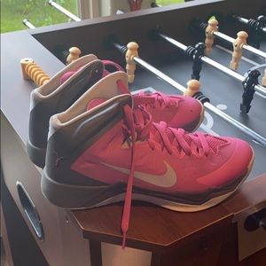 nike pink basketball shoes